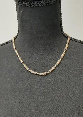 Très joli collier vintage en métal doré et argenté