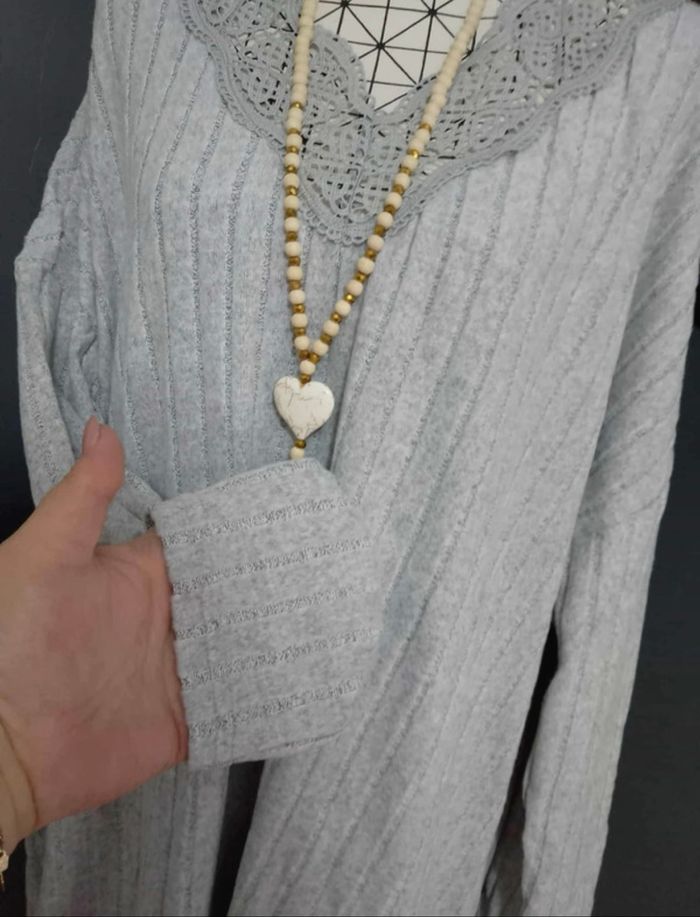 Tee-shirt Grande Taille 58 – Gris Élégant avec Bordure en Dentelle Guipure - photo numéro 2