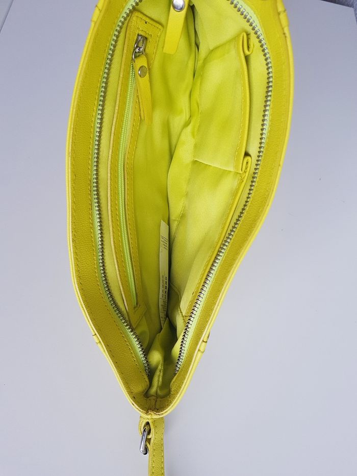 United Colors of Benetton - Pochette en cuir, fermeture zippée - Jaune - Neuve ! - photo numéro 3