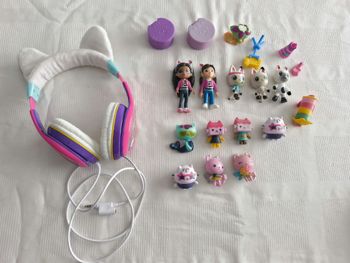 Lot figurines + casque gabby chat