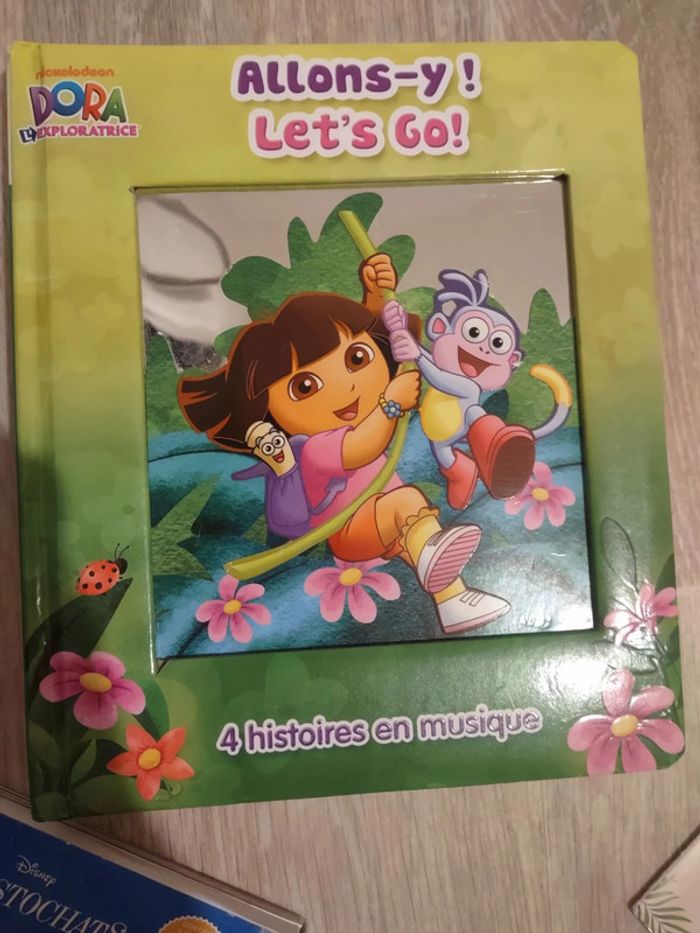 Gros livre musical Dora Allons y let's go