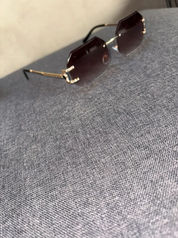 Paires de lunettes de soleil - photo numéro 5