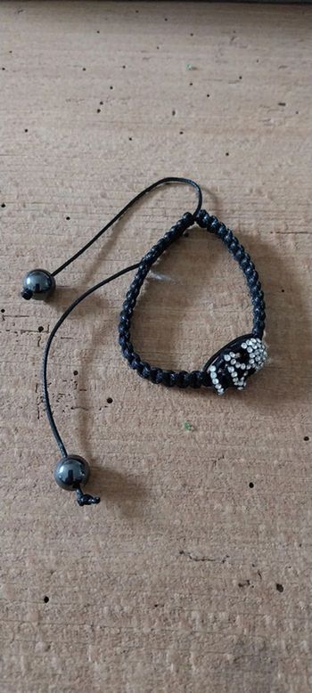 Bracelet style Shamballa 1 tête de mort en strass