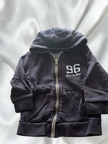 Gilet à capuche garçon bleu marine – imprimé “96”