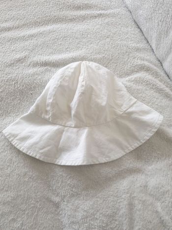 Chapeau blanc neuf environ 50cm