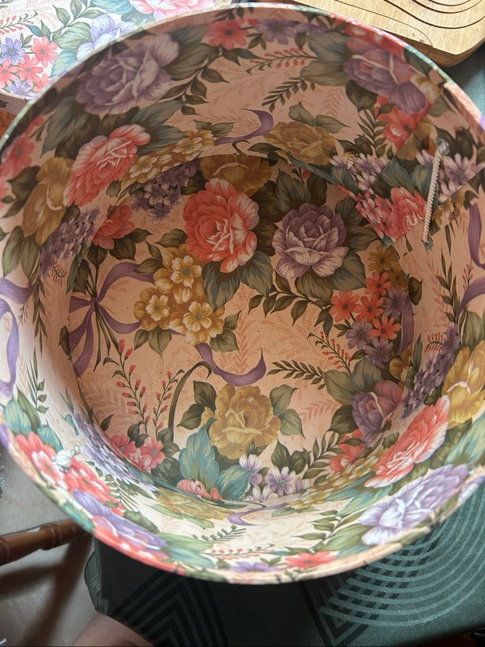Boîte ronde avec des fleurs - photo numéro 4