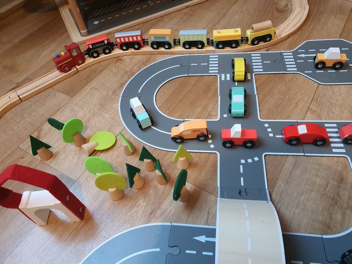 Garage avec circuit voiture et train en bois - photo numéro 4