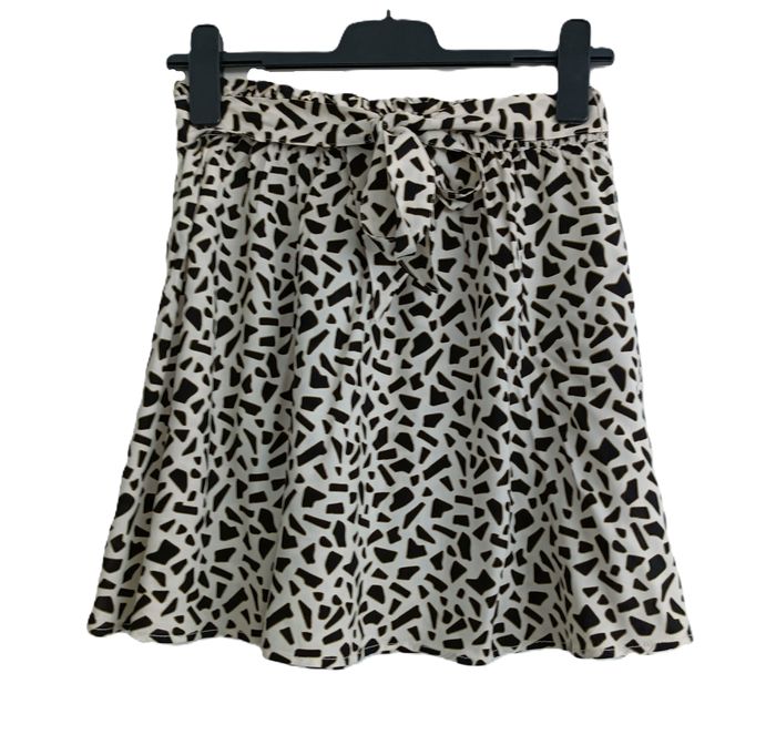 Jupe blanc cassé à motifs noirs. Ceinture à nouer. Kiabi. Taille M / 38