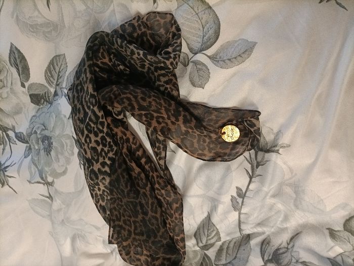 Écharpe Ive Saint Laurent  en très très bon état - photo numéro 9