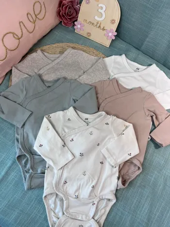 Lot de 5 bodies taille 2-4 mois 62 cm h&m