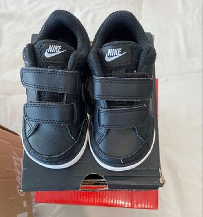 Baskets neuves Nike pointure 21