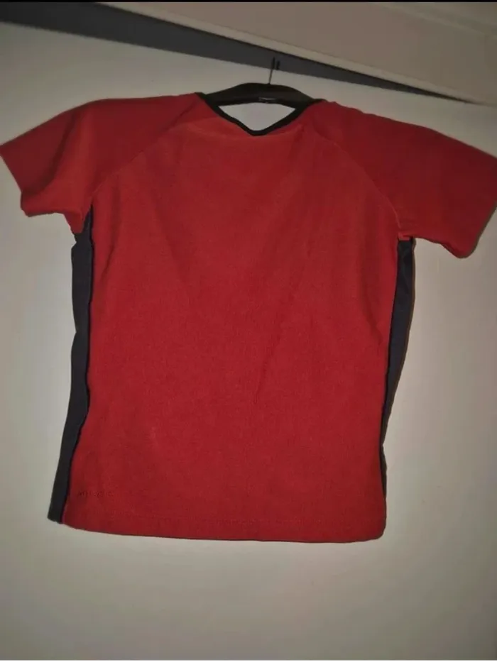 T-shirt  Nike rouge, taille M,  enfant,  excellent  état. - photo numéro 2