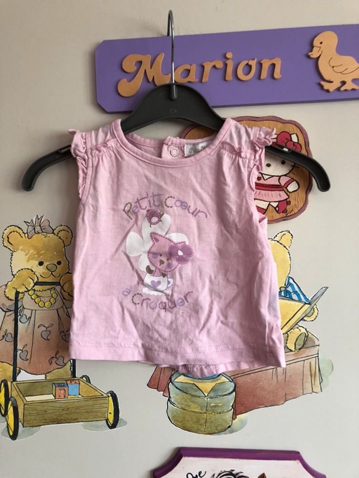 Tee shirt sans manches rose à motifs, taille 1 mois, marque Petit Kimbaloo.