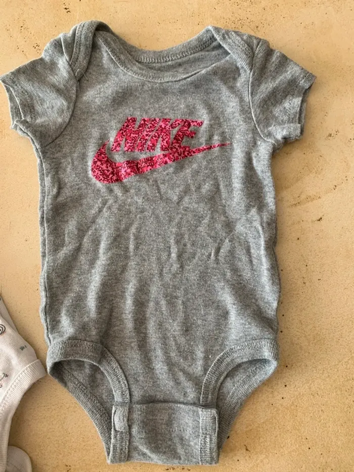 Lot de 2 bodys nike et kiabi 6 mois - photo numéro 4