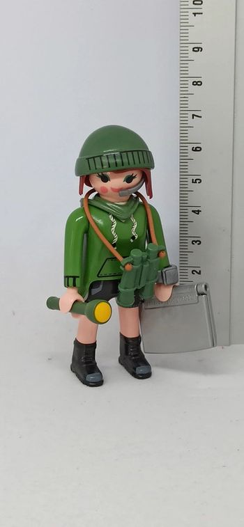 Femme aventurière avec accessoires playmobil