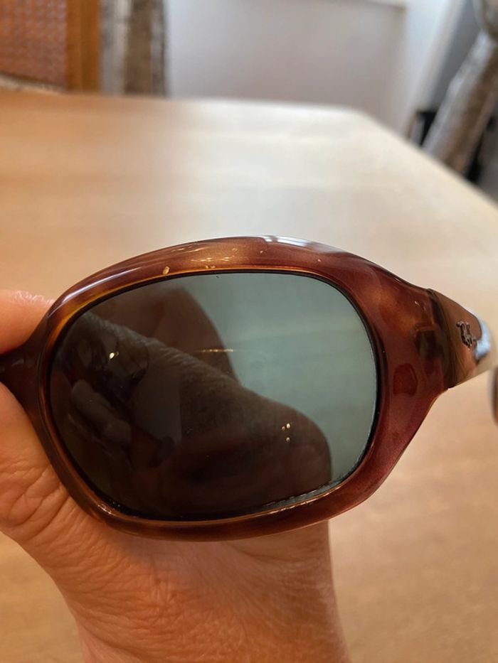 Paire de lunettes de soleil Ray-Ban brun foncé écaille modèle RB 4062 642/71 - photo numéro 15