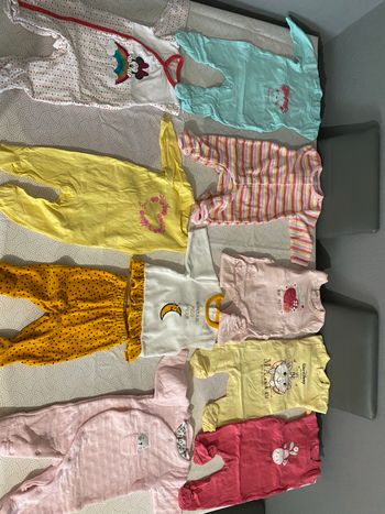 Lots divers bébé fille  prix négociable dans la limite du raisonnable