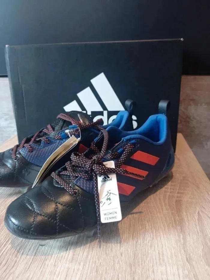 Paire de crampons ADIDAS femme foot - rugby neuves