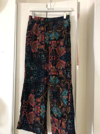 Pantalon léger. Jambes larges . Avec poches