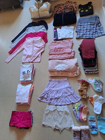 Gros lot vêtements fille / T. 10 ans / 62 pièces + 10 shorty offert / Différentes marques / Très bon état 
