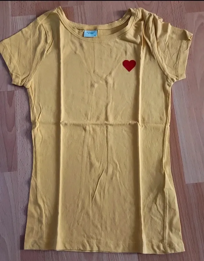 T-shirt jaune petit coeur rouge XS