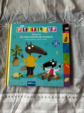 P’tit Loup découvre les instruments de musique.