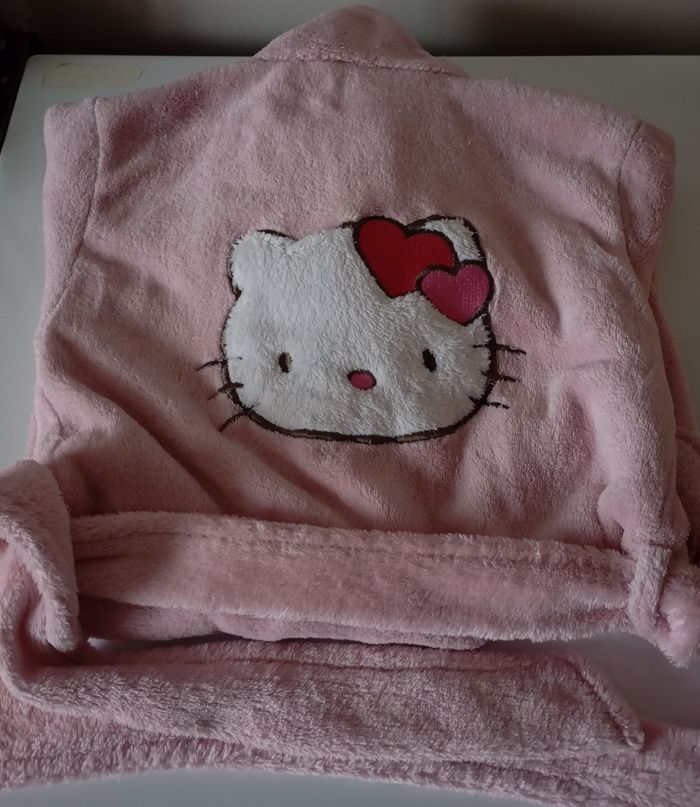Robe de chambre rose clair 4 ans polyester 2 poches et une ceinture.Hello Kitty. Très bon état - photo numéro 6