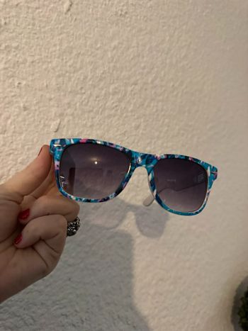 Lunette de soleil plastique bleu blanc rose