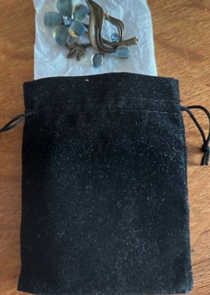 Broche en forme de fleur effet vieilli. Bi - matière - photo numéro 5