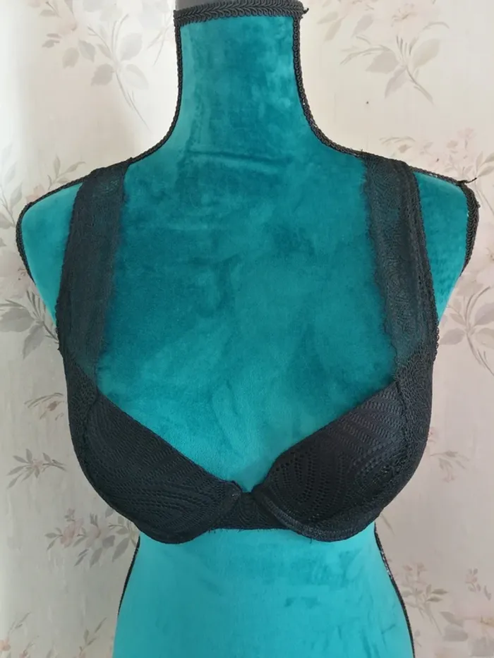 Soutien gorge noir en dentelle ouvert dans le dos / sans marque / (95C) - photo numéro 2