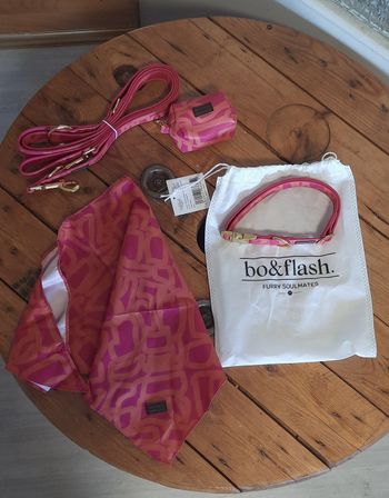Ensemble collier / laisse / sac a sachet a déjections et foulard taille L Bo&Flash neufs