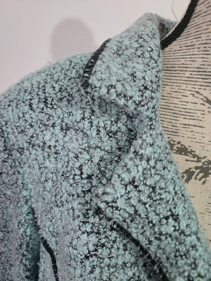 Manteau Damart en laine bouclée bleu pastel – Chaleur et élégance - photo numéro 4