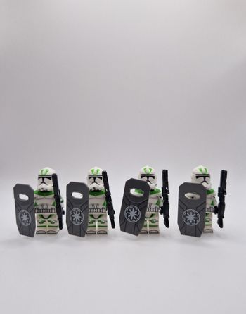 Figurines type lego 4 clones avec armes et boucliers star wars