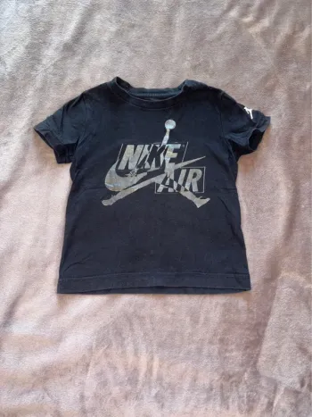 T-shirt noir Nike air Jordan taille 3 ans noir en bon état.
