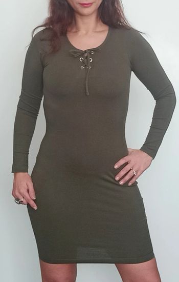 Robe moulante kaki lacée taille 36