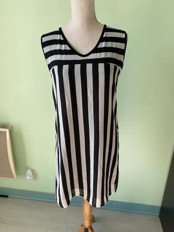 Robe noire et blanche