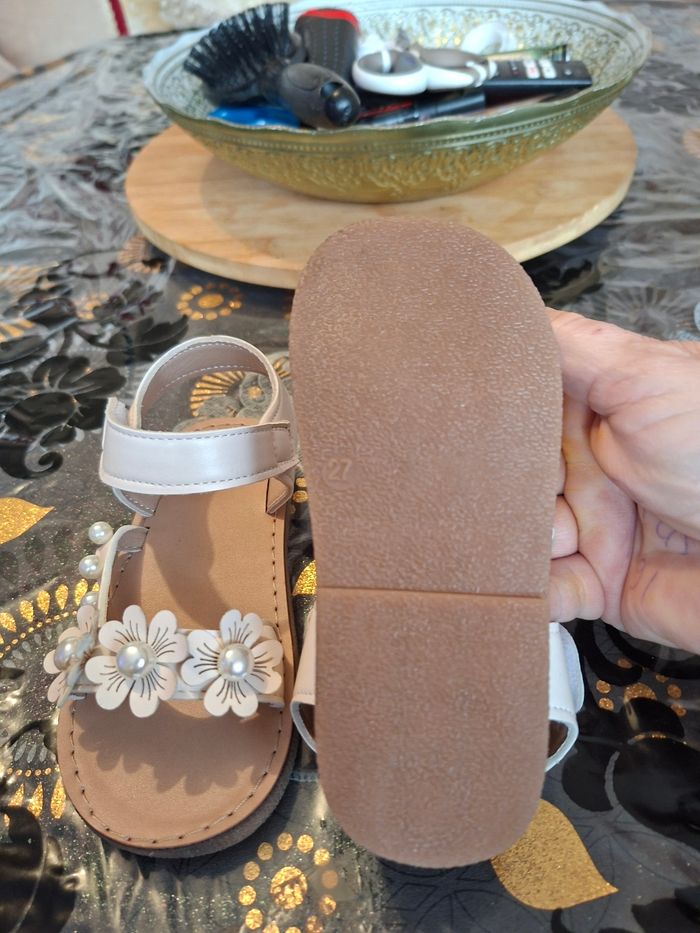 Sandalette fille neuf taille 27 beige prix 8 euro - photo numéro 3