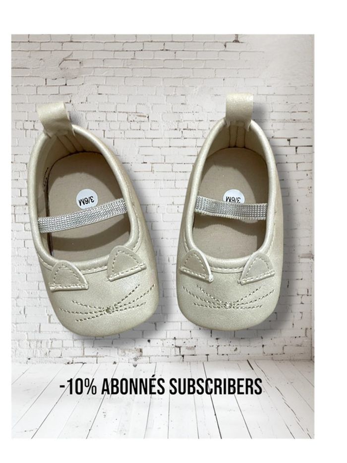 Une paire de ballerines pointure 17