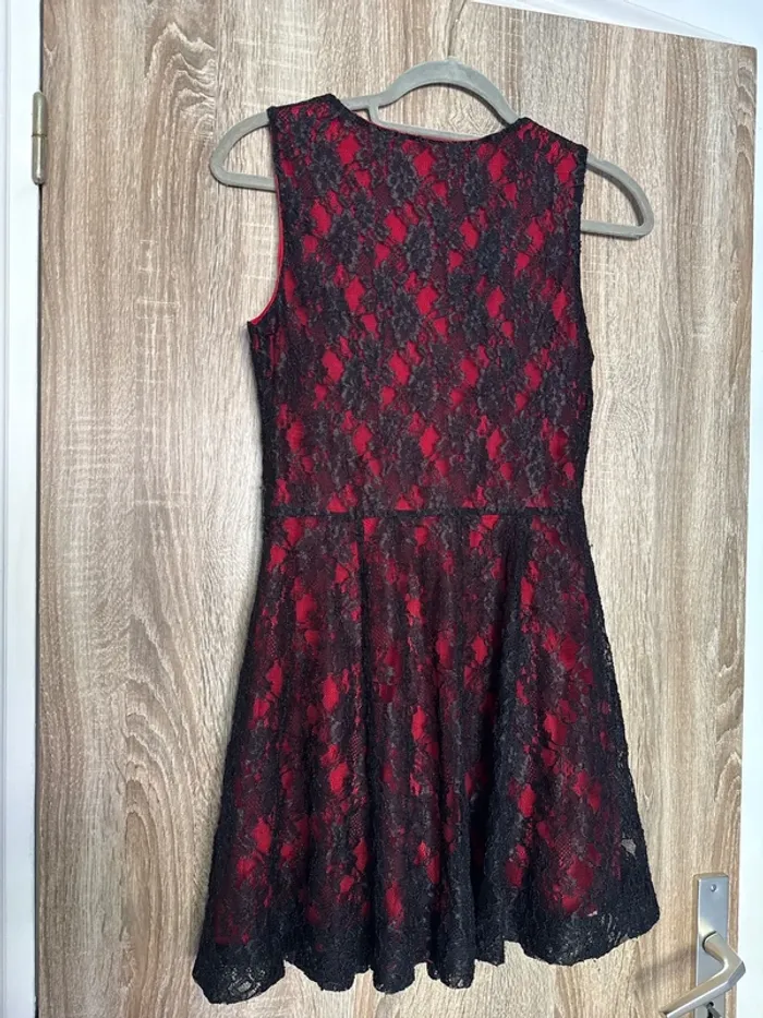 Robe noire et rouge, dentelle - photo numéro 7