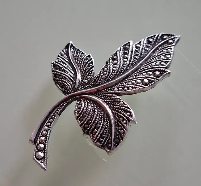 Broche représentant une feuille