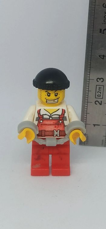 Homme cambrioleur prisonnier bandit voleur habits rouge et menottes lego