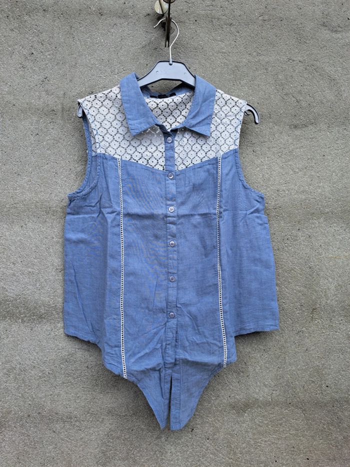 Chemise bleue avec dentelle
