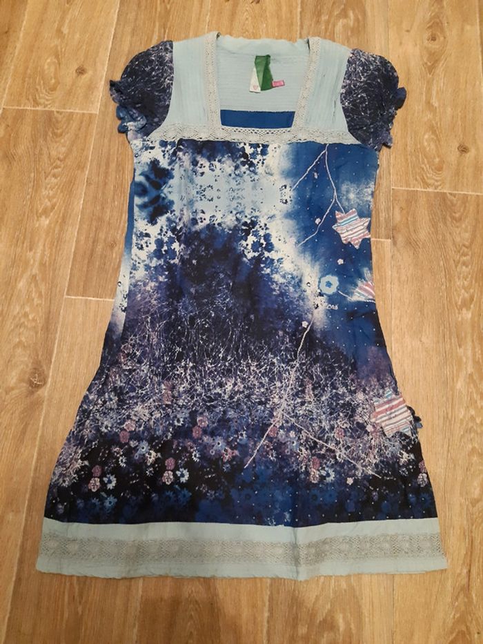 Robe bleue bariolée
