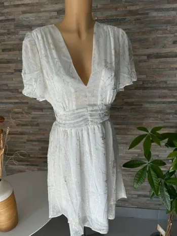 Robe blanche et dorée