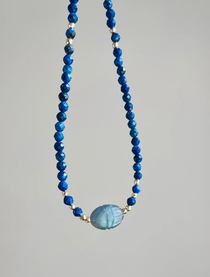 Collier amulette scarabée Labradorite et Lapis-lazuli