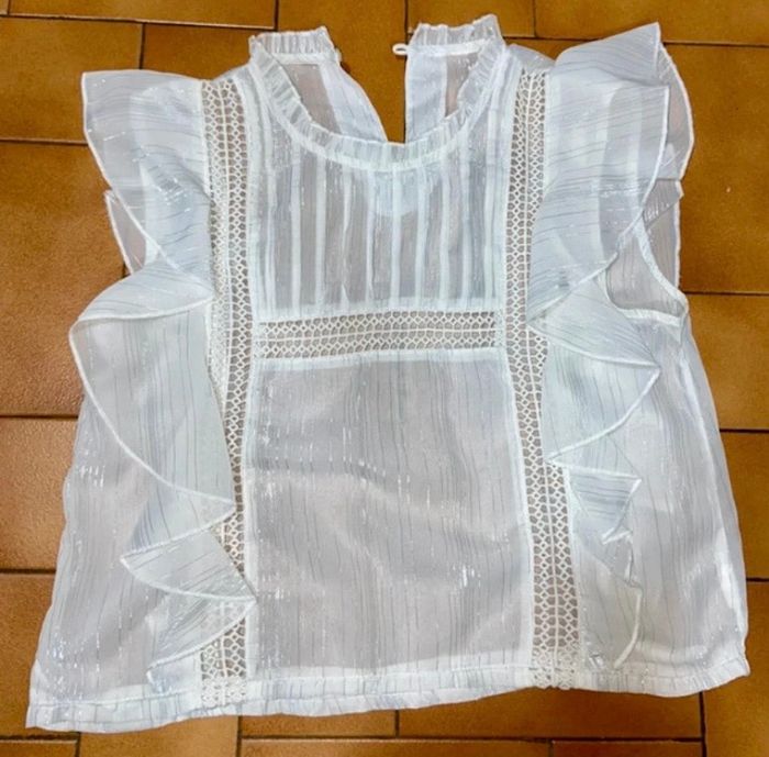 Petit haut blanc transparent et fil argenté s