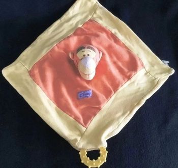 DOUDOU CARRE PLAT TIGROU - ANNEAU DENTITION / DISNEY