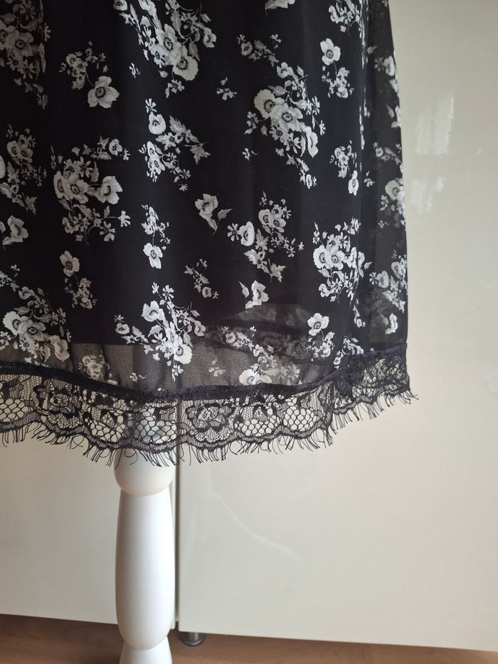Robe noire à fleurs - photo numéro 3