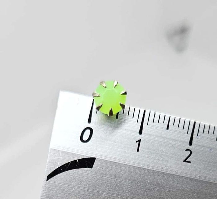 Paire de boucles d'oreilles. Neuve.
Verte - photo numéro 4