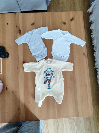 Lot 2 bodies et 1 pyjama Kiabi